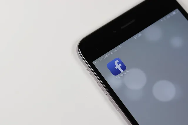 smartphone, app, facebook, social media, mobile, technology, networking, iphone, touch screen, application, phone, facebook, facebook, facebook, facebook, facebook, social media. How to Evaluate Real Estate Social Media Benchmarks